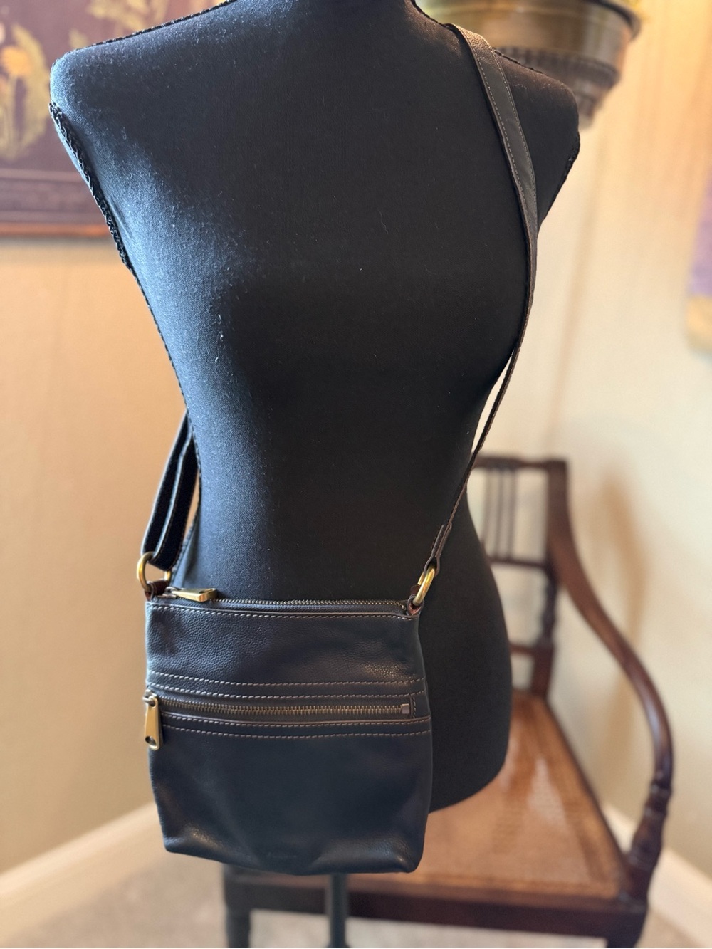 Fossil Classic Black Leather Crossbody Bag - Compact Everyday Shoulder Bag